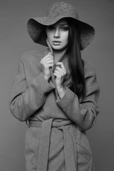 Young fashion brunette woman beauty in gray coat and hat — 스톡 사진