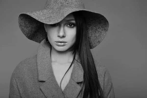 Young fashion brunette woman beauty in gray coat and hat — Stockfoto