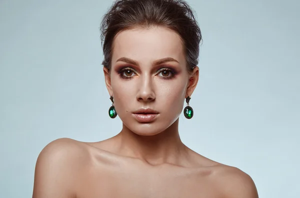 Portret van mooie, glamoureuze, sensuele brunette model — Stockfoto