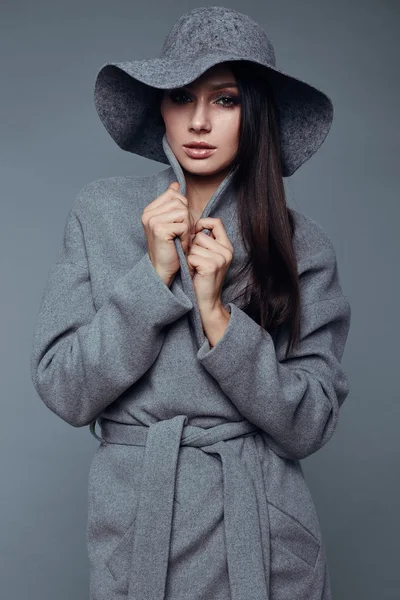 Young fashion brunette woman beauty in gray coat and hat — Stock fotografie