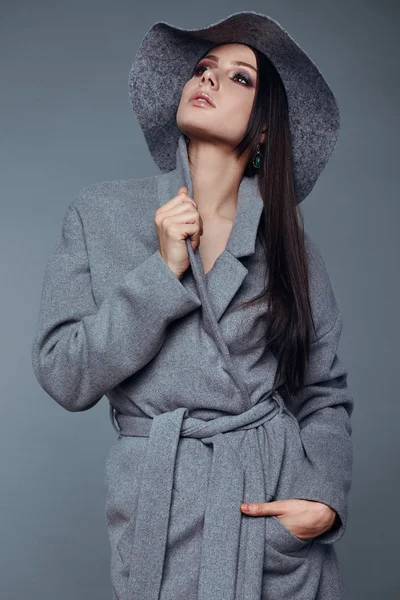 Young fashion brunette woman beauty in gray coat and hat — 스톡 사진