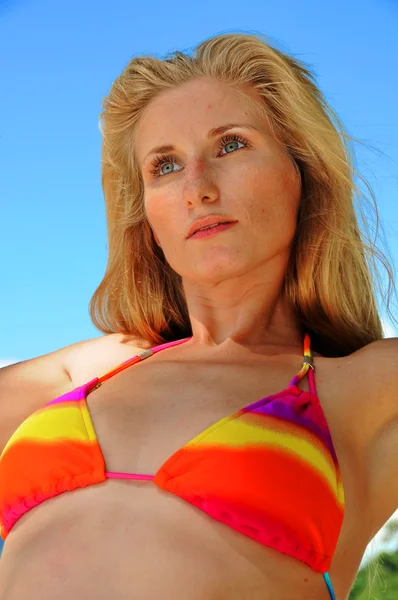 Jonge vrouw op het strand — Stockfoto