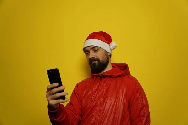 Elinde Telefon Olan Modern Bir Noel Baba Nın Portresi Sarı — Stok fotoğraf