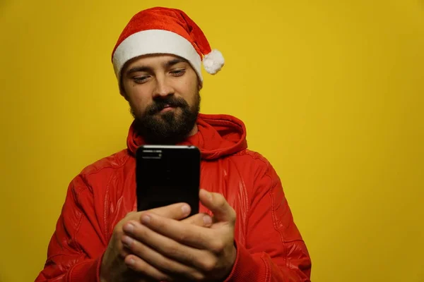 Portrét Moderního Santa Clause Telefonem Ruce Izolovat Žlutém Pozadí — Stock fotografie