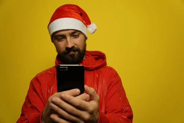 Portret Van Een Moderne Kerstman Met Een Telefoon Zijn Handen — Stockfoto