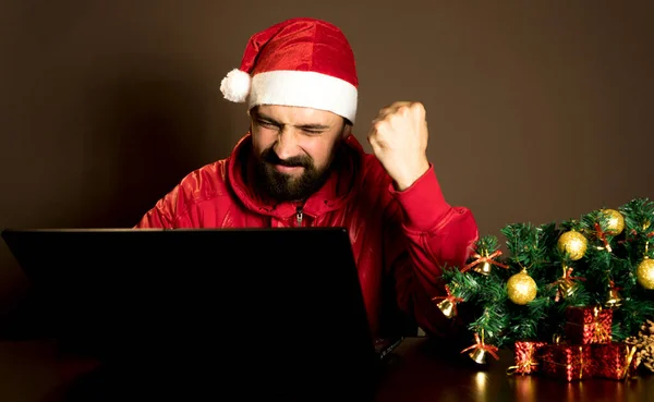 Modern bir Noel Baba 'nın dizüstü bilgisayarlı portresi. Mutluluk. Mutluluk