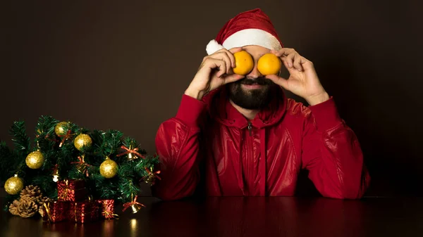 Mladý Moderní Santa Claus Sedí Stolu Stromu Emocionální Portrét Vánoce — Stock fotografie