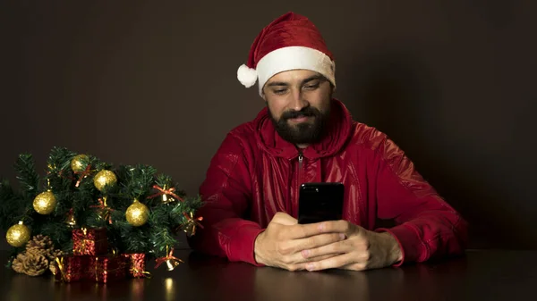 Jonge Moderne Kerstman Zit Aan Een Tafel Bij Boom Emotioneel — Stockfoto