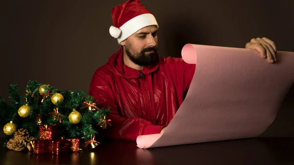 Moderní Santa Claus Čte Dopis Dětí Seznam Dárků Vánoce — Stock fotografie