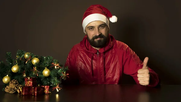 Jeune Père Noël Moderne Est Assis Une Table Près Arbre — Photo