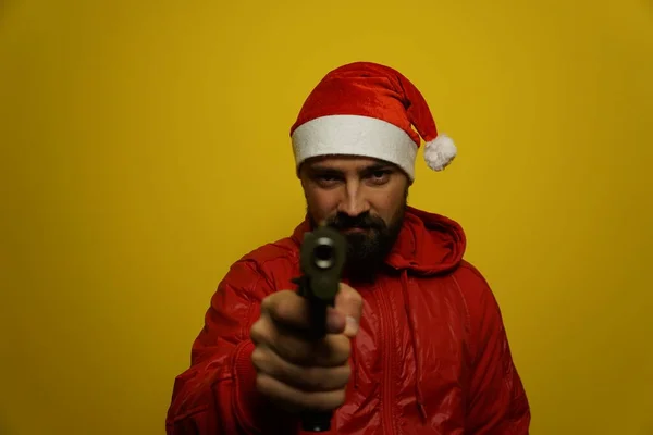 Moderní Mladý Santa Claus Pistolí Žlutém Pozadí Vánoce — Stock fotografie