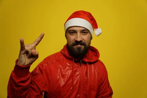 Modern bir Noel Baba 'nın Portresi. Yakın plan. Sarı arka planda izole edin. Gülümse. Kaya