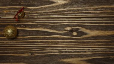 Hareket animasyonunu durdur. Tahta arka planda Noel oyuncaklarından yapılmış yuvarlak çerçeve. Zıpla, top, zil