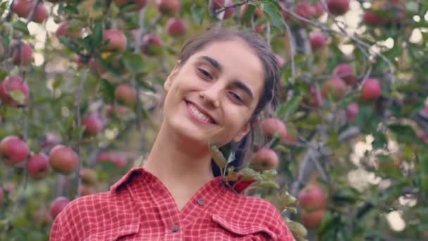 Elma Bahçesindeki Bir Kadının Portresi Bahçıvan Gülümsüyor — Stok video