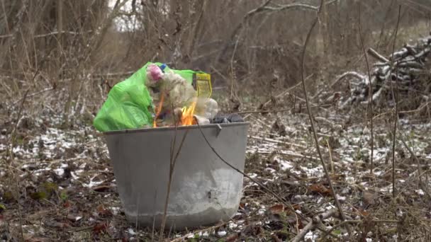 塑料废物焚烧和毒害环境的大型金属罐 — 图库视频影像