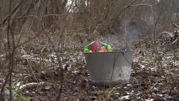 Grand Réservoir Métallique Dans Lequel Les Déchets Plastiques Brûlent Empoisonnent — Video