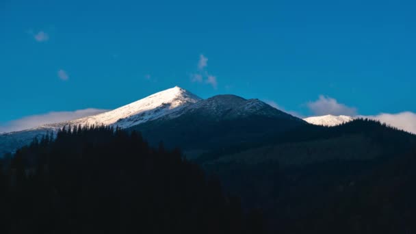 Schöner Morgenzeitraffer Der Schneebedeckte Gipfel Des Berges Vor Dem Hintergrund — Stockvideo