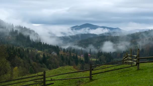 Poranna Mgła Nad Wioską Szczyt Góry Tle Nieba Piękna Poranna — Wideo stockowe