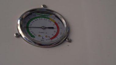 Bir okla ölçüm aleti. Endüstriyel.