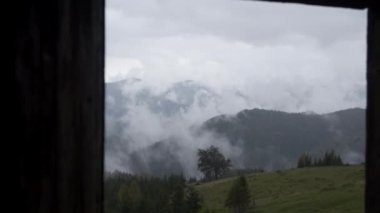 Panorama, ahşap bir evin kapısında güzel bir manzara filme alınır. Dağlar ve orman.