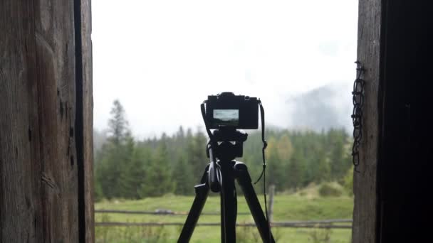 Camera Stands Tripod Wooden House Beautiful Landscape Filmed Door Mountains — Stock Video