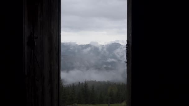 Красивый Пейзаж Снимается Дверей Деревянного Дома Горы Лес — стоковое видео