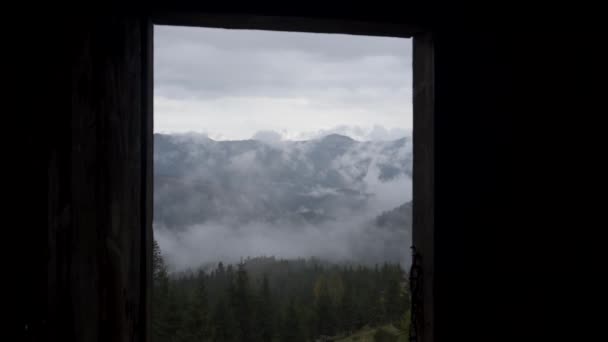 Panorama Piękny Krajobraz Jest Filmowany Przy Drzwiach Drewnianego Domu Góry — Wideo stockowe