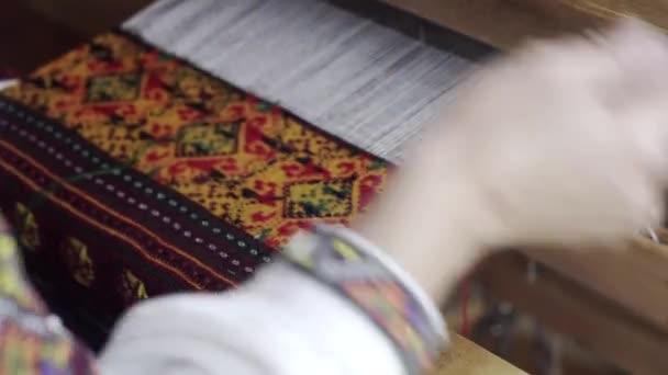 Μια Γυναίκα Παραδοσιακά Κεντημένα Ρούχα Εργάζεται Πίσω Από Έναν Αργαλειό — Αρχείο Βίντεο