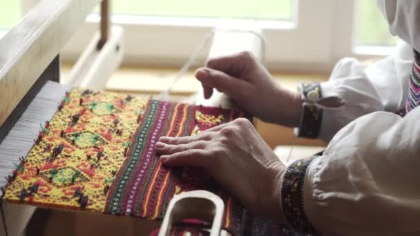 Žena Tradičním Vyšívaném Oblečení Pracuje Tkalcem Dělám Ručník Ukrajinské Lidové — Stock video