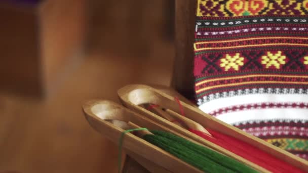 Pravé Dřevěné Cívky Mnohobarevnými Nitěmi Ukrajinský Lid Hutsul Art — Stock video