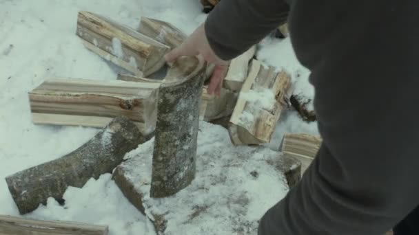 Bûcheron Coupe Bois Hiver Dans Cour Rustique Gros Plan Concentration — Video