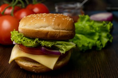 Masada hamburger ve domates var. Fast food. Evde hamburger yapıyorum..