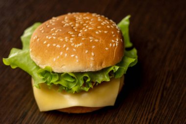 Ev yapımı fast food. Tabakta hamburger ve patates kızartması..