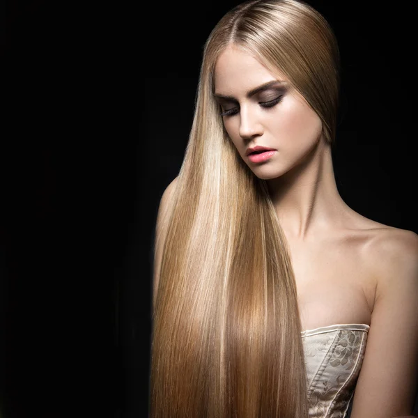 Vacker blond tjej med en helt slät hår och klassiska make-up. Skönhet ansikte. — Stockfoto