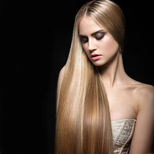 Menina loira bonita com um cabelo perfeitamente liso e maquiagem clássica. Cara de beleza . — Fotografia de Stock