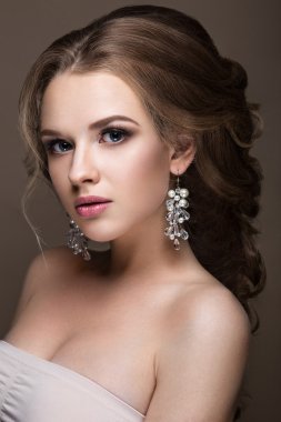 Güzel sarışın kız makyaj, düğün saç modeli ve aksesuarlar akşam mükemmel deri ile. Güzellik.