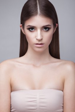 güzel genç kız hafif doğal makyajlı. Güzellik yüz.