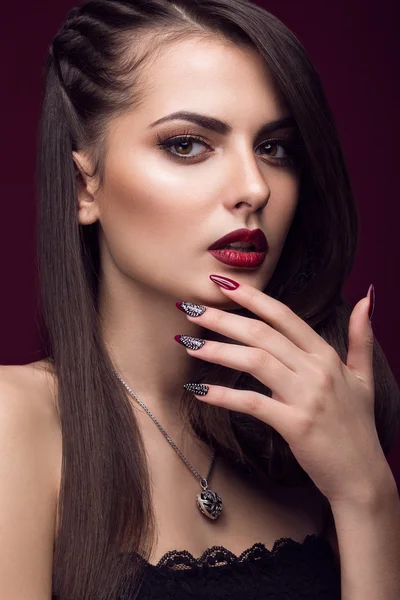 Chica bonita con peinado inusual, maquillaje brillante, labios rojos y diseño de manicura. Cara de belleza. Clavos de arte . — Foto de Stock