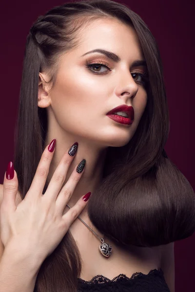 Mooi meisje met ongewone kapsel, lichte make-up, rode lippen en manicure ontwerp. Schoonheid gezicht. Art nagels. — Stockfoto