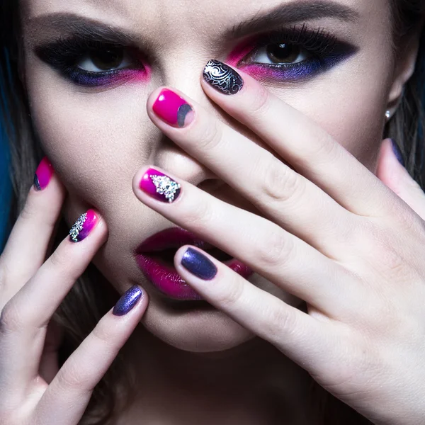 Hermosa chica con maquillaje de moda creativa brillante y esmalte de uñas de colores. Arte belleza diseño . — Foto de Stock