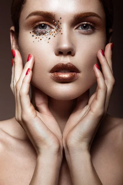 Belle fille avec un maquillage doux et des cristaux sur le visage . — Photo