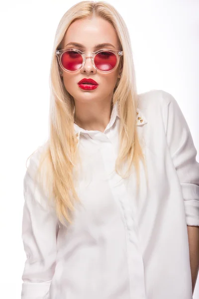 Schöne blonde Mädchen in rosa Brille und Hemd. Schönheit Gesicht. isoliert auf weißem Hintergrund. — Stockfoto