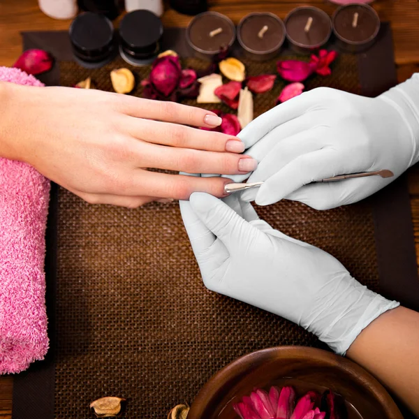 Primeros planos cuidado de uñas por el especialista en manicura en salón de belleza . —  Fotos de Stock