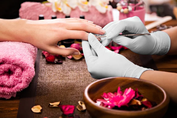 Primeros planos cuidado de uñas por el especialista en manicura en salón de belleza . —  Fotos de Stock