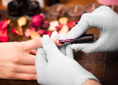 Closeup parmak tırnak bakım Güzellik Salonu manikür uzmanı tarafından. 