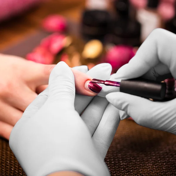 Close-up vinger nail zorg door manicure specialist in schoonheidssalon. — Stockfoto