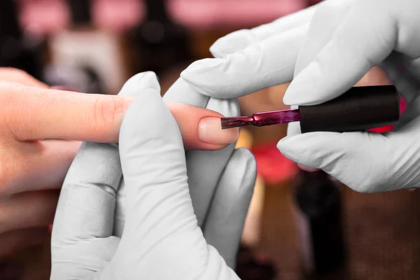 Primeros planos cuidado de uñas por el especialista en manicura en salón de belleza . —  Fotos de Stock