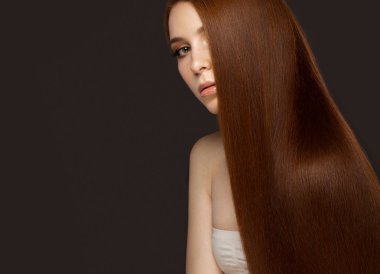 Mükemmel düz saçlı ve klasik makyaj güzel Redheadgirl. Güzellik.