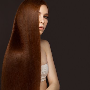 Mükemmel düz saçlı ve klasik makyaj güzel Redheadgirl. Güzellik.