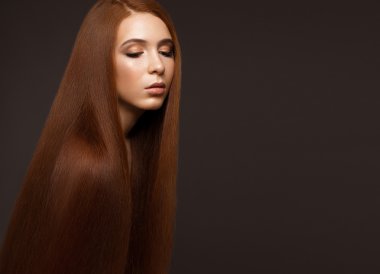 Mükemmel düz saçlı ve klasik makyaj güzel Redheadgirl. Güzellik.